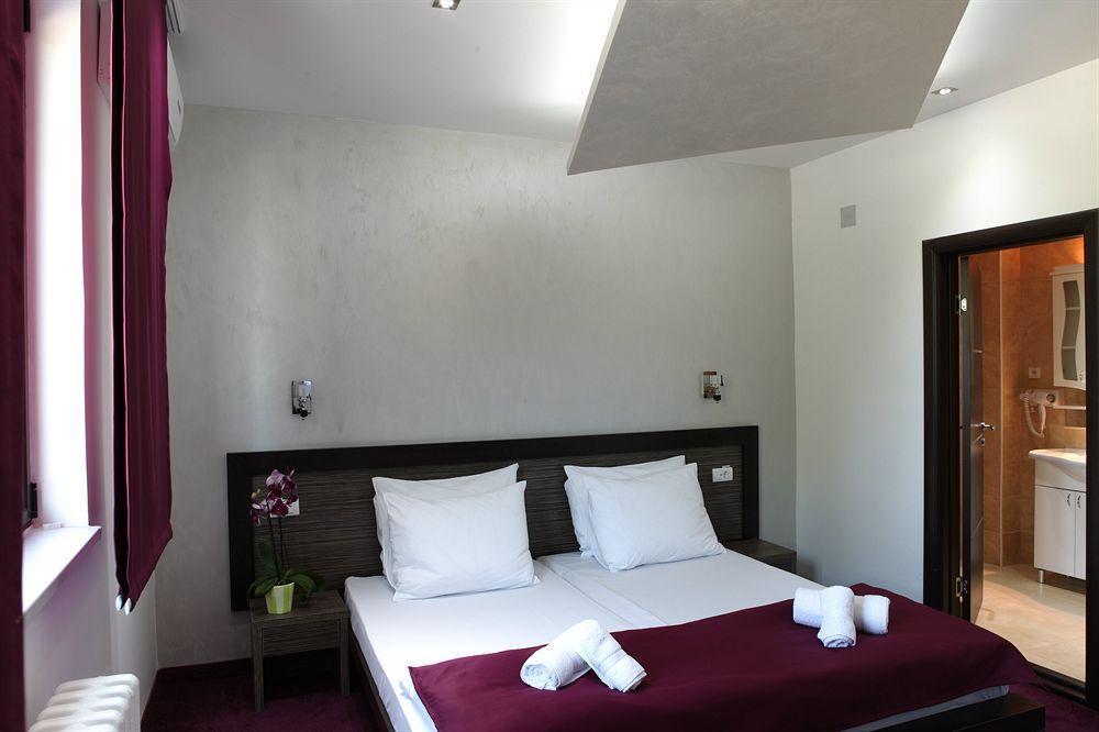 Side One Design Garni Hotel 3*